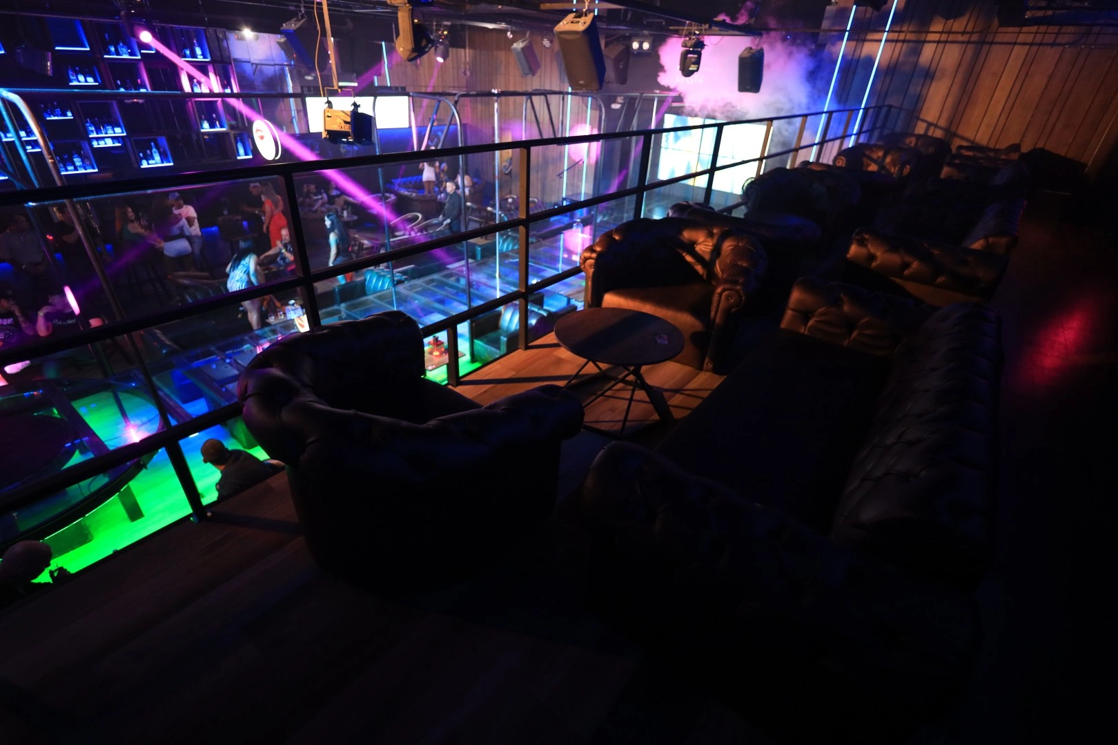 Zona VIP con sofás del Club Fase II, ejemplo de discoteca segura en Medellín