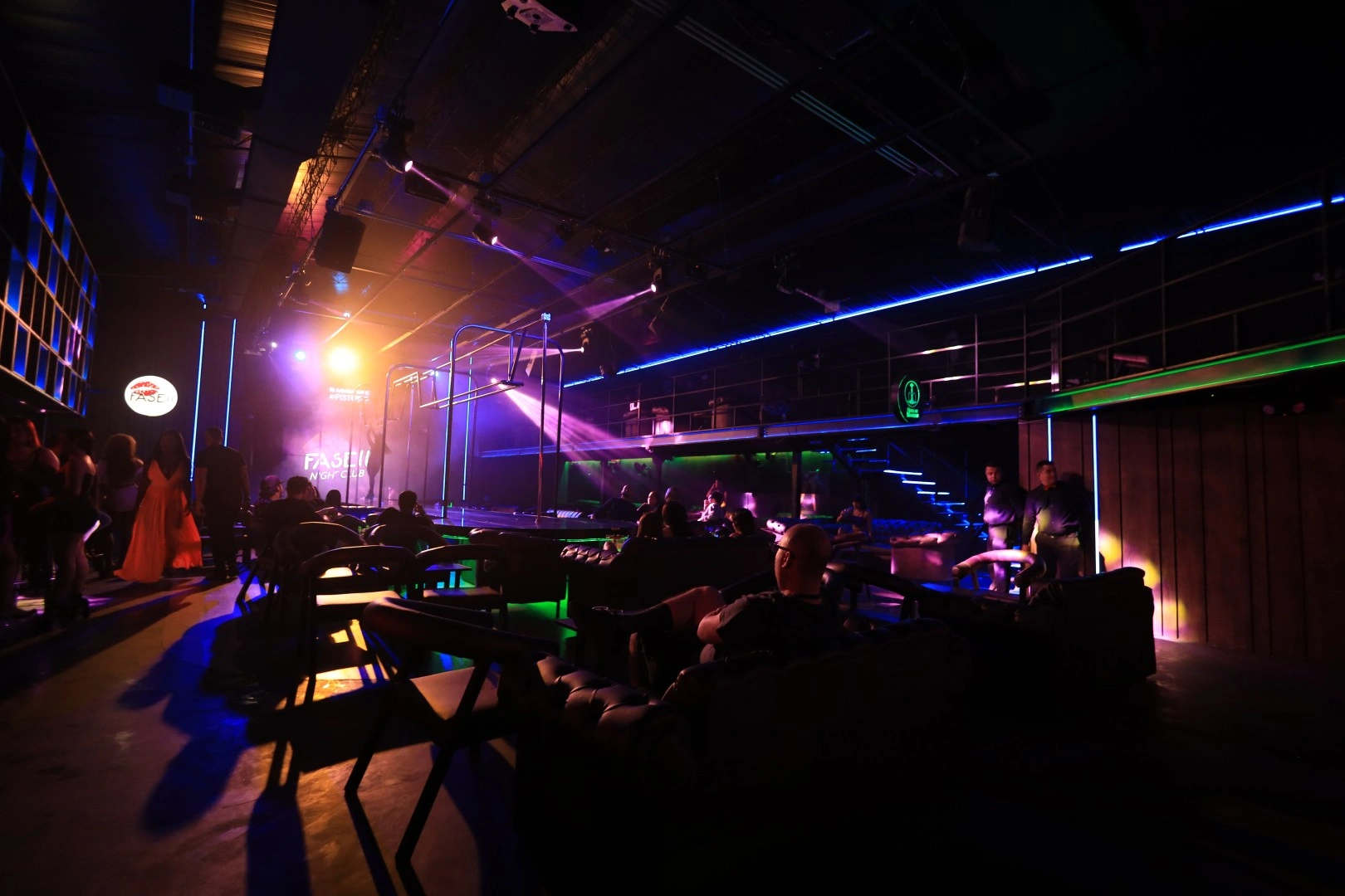 Interior con luces de neón del Club Fase II, El Poblado, Medellín
