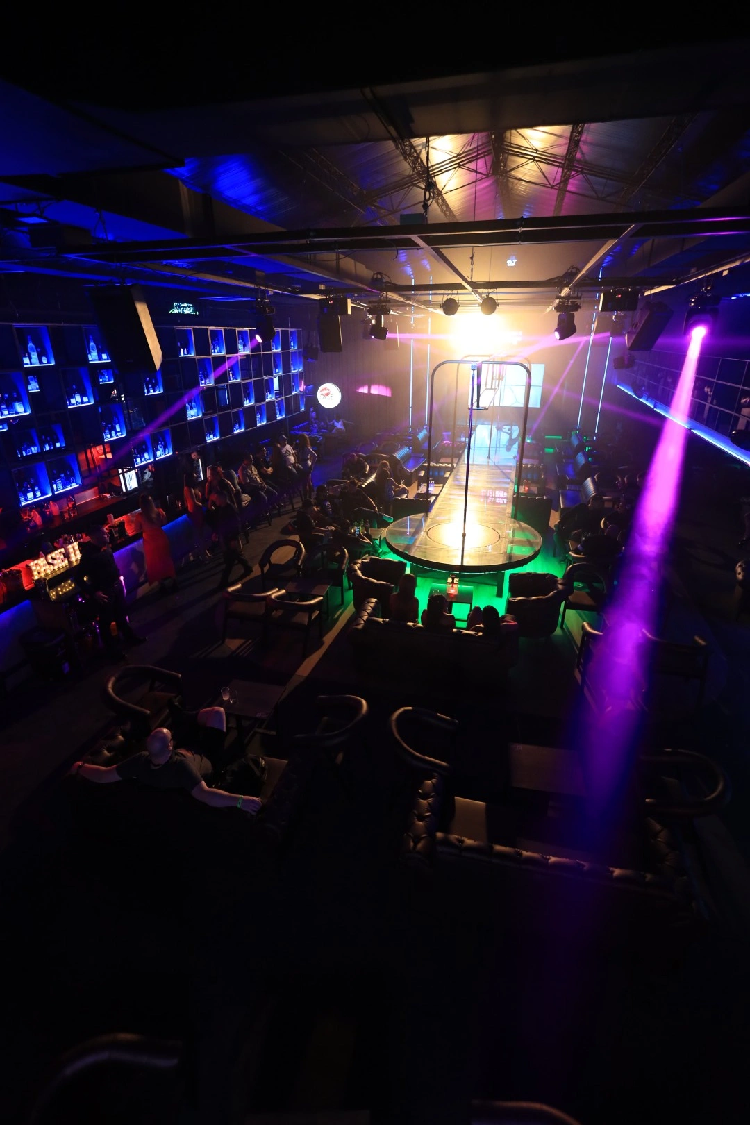 Zona del club con producción de luces en Club Fase II, Medellín