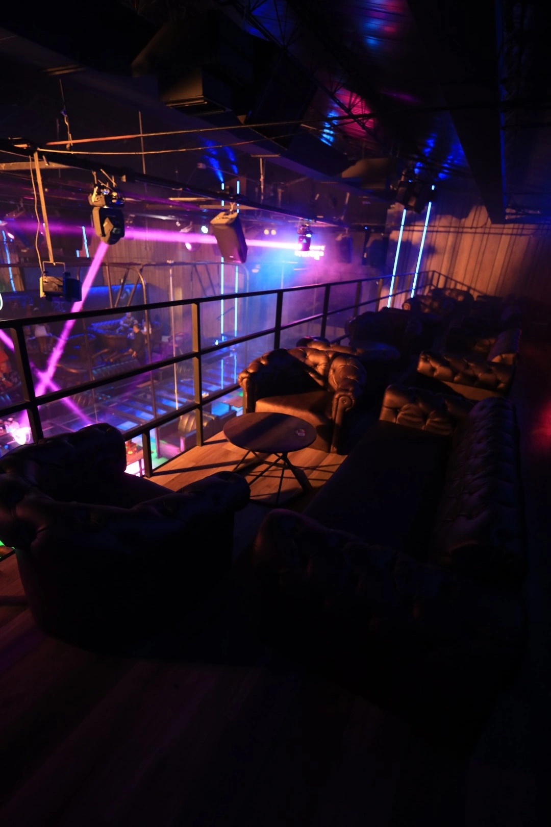 Ambiente e iluminación del Club Fase II en Medellín