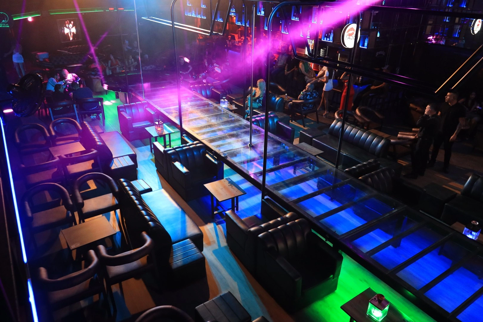 Ambiente nocturno y luces del Club Fase II en Medellín