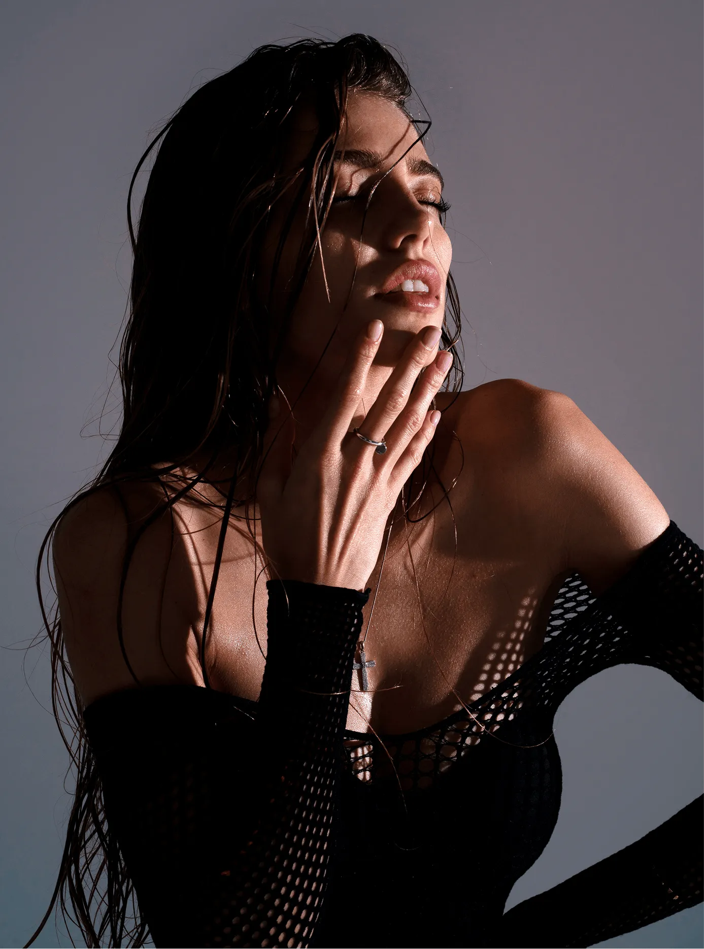 Retrato sensual de modelo femenina, estética premium del club