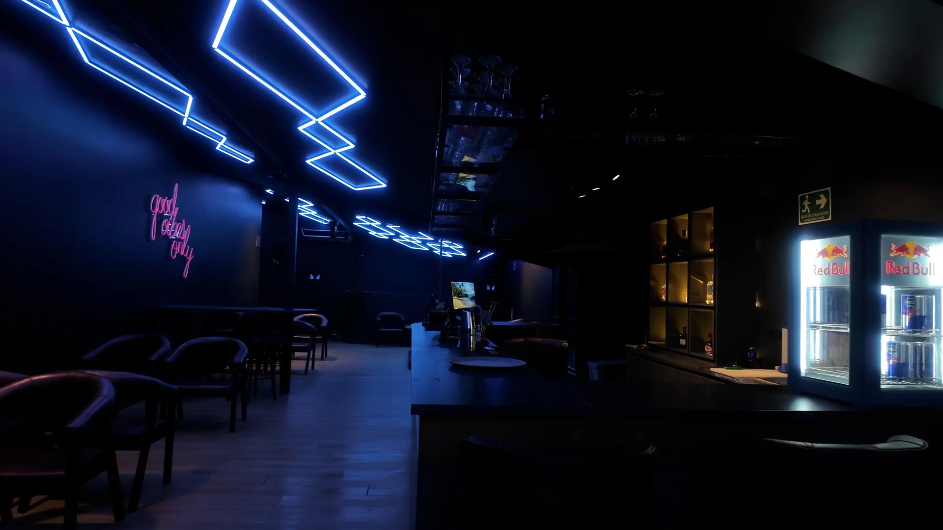 Lounge with leather chairs next to the bar at Club Fase II, Medellín
