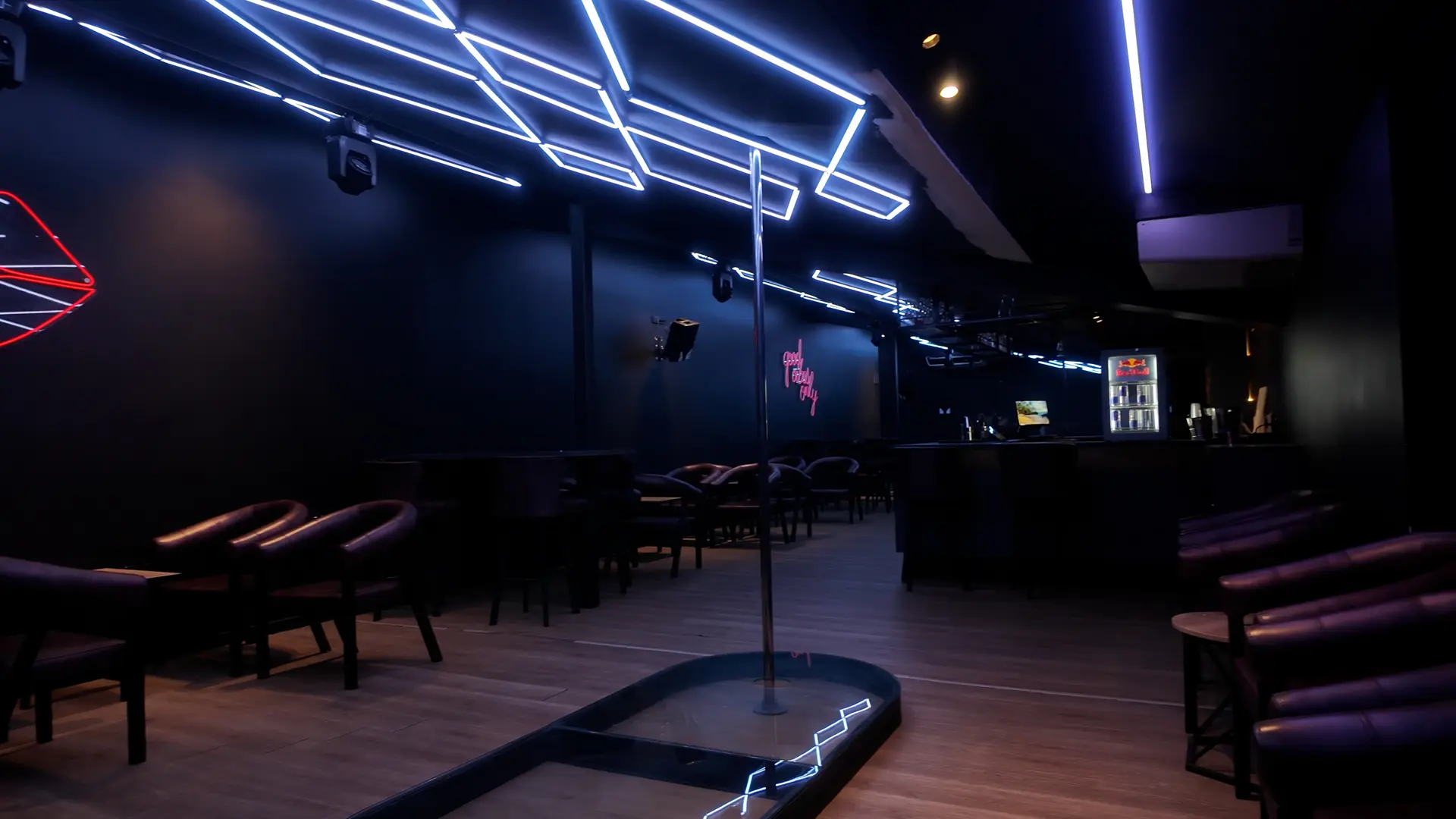 Escenario y ambiente de Club Fase II, club nocturno para adultos en El Poblado, Medellín