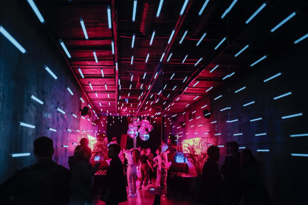 Fachada y ambiente de neón de Club Fase II en El Poblado, Medellín