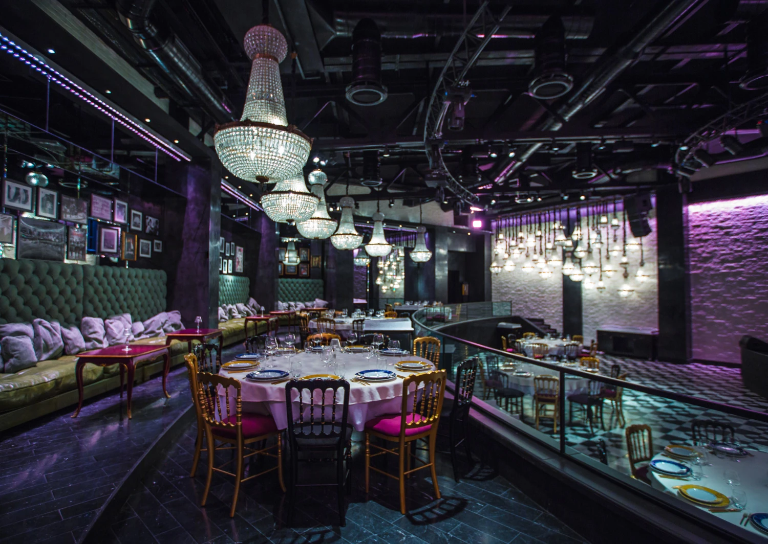 Zona VIP con mesas servidas para un evento privado en Club Fase II, Medellín